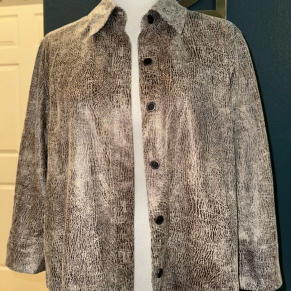 Chico's Size 1. Button down shirt/light jacket with collar. - Picture 7 of 10